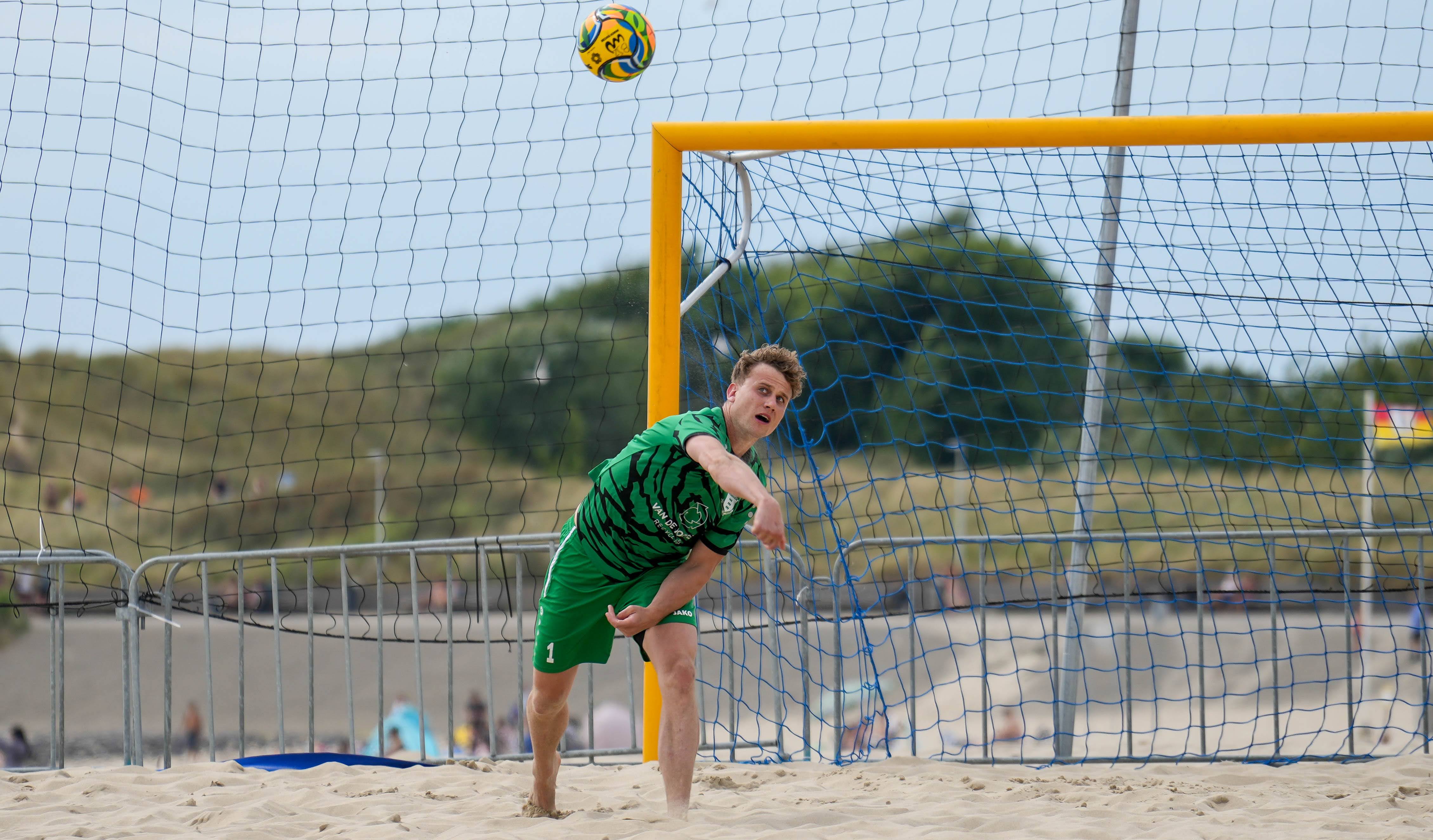 Heren Eredivisie Beach Soccer actie Nederland