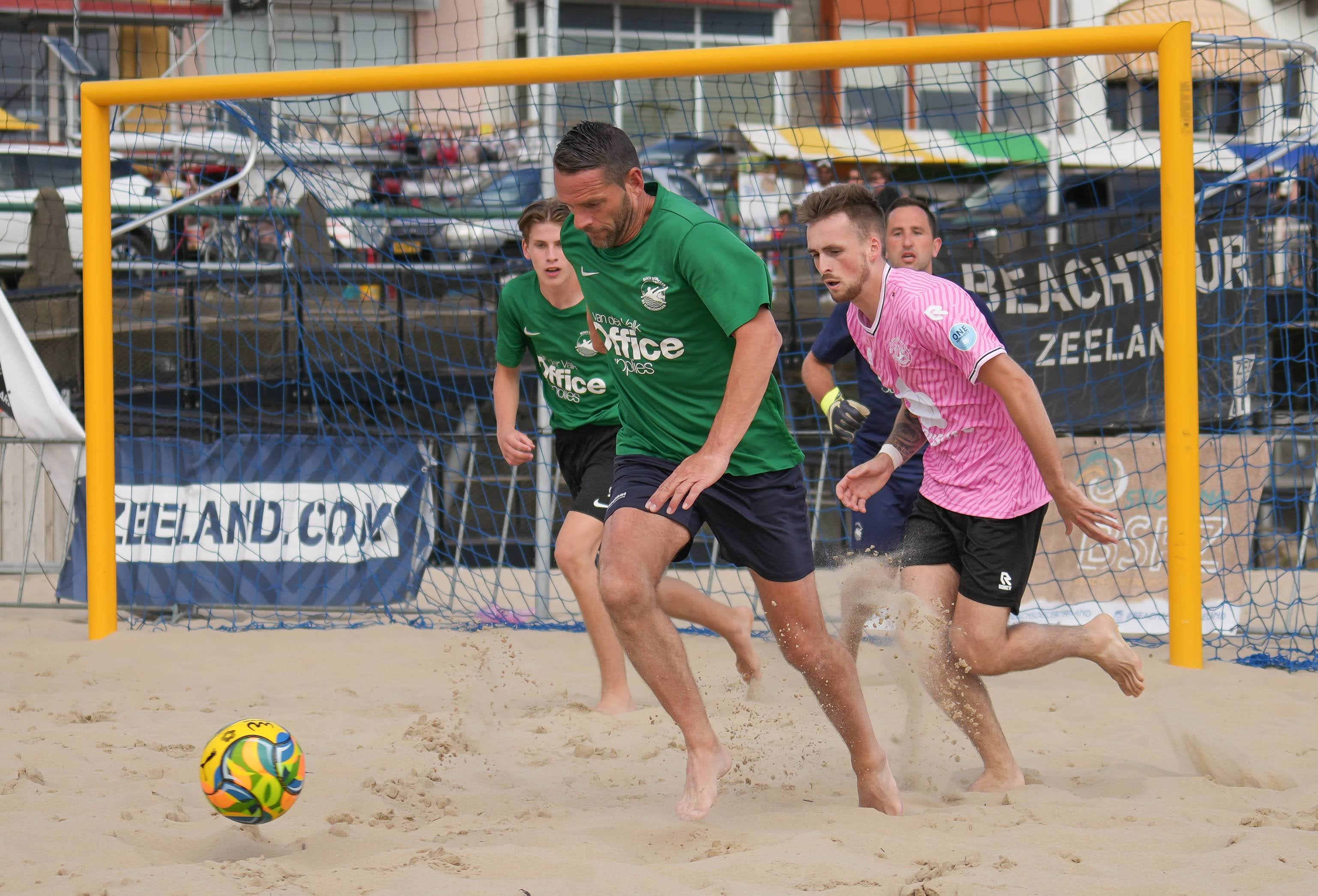 Beach soccer actie Nederland