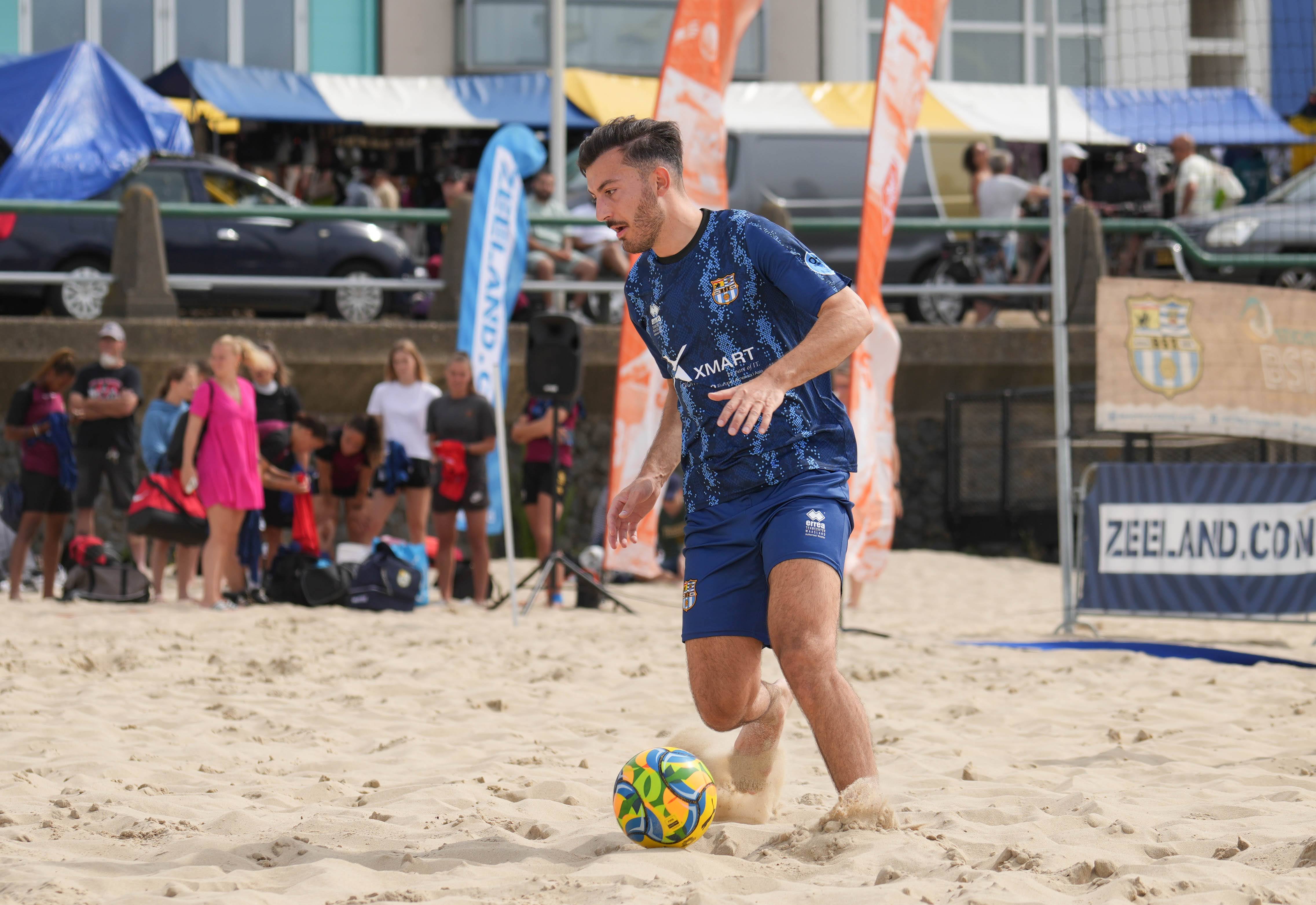 Beach soccer actie op het strand