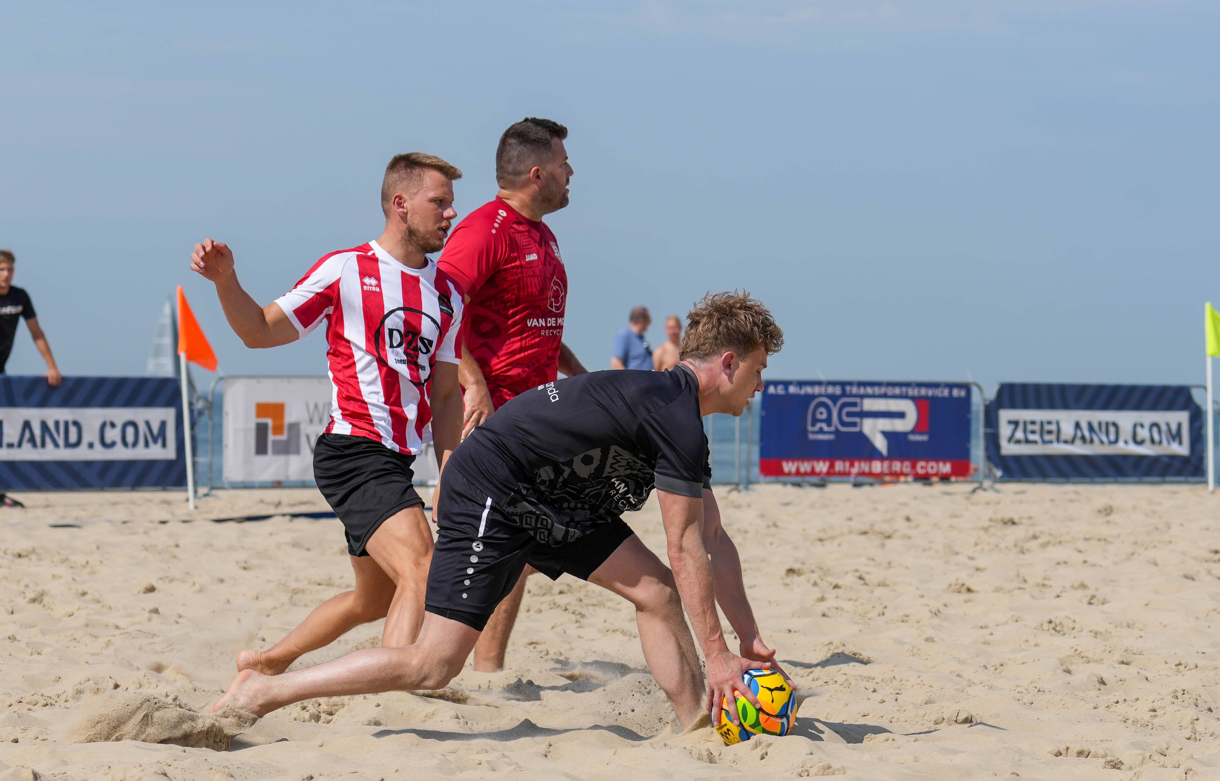 Beach soccer wedstrijd Nederland
