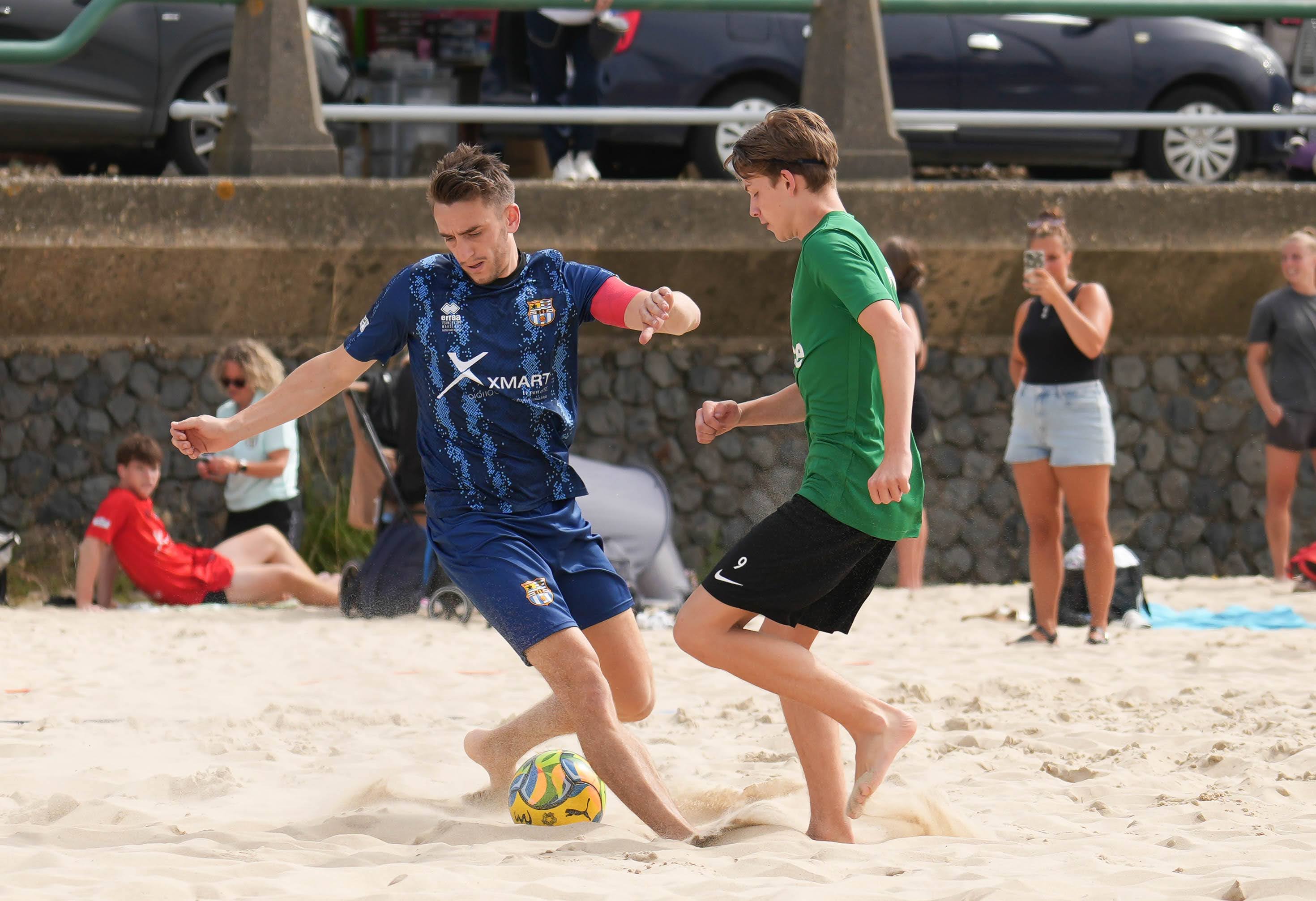 NFBS scheidsrechter in actie bij Beach Soccer wedstrijd